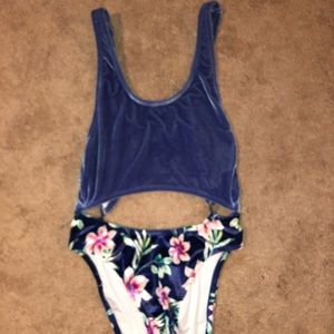 One piece bathing suit, with cutout!